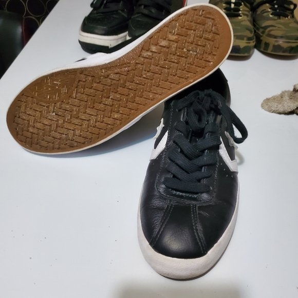 Converse - Picture 1 of 3